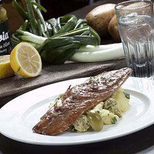 Potato salad w. smoked mackerel and green olives